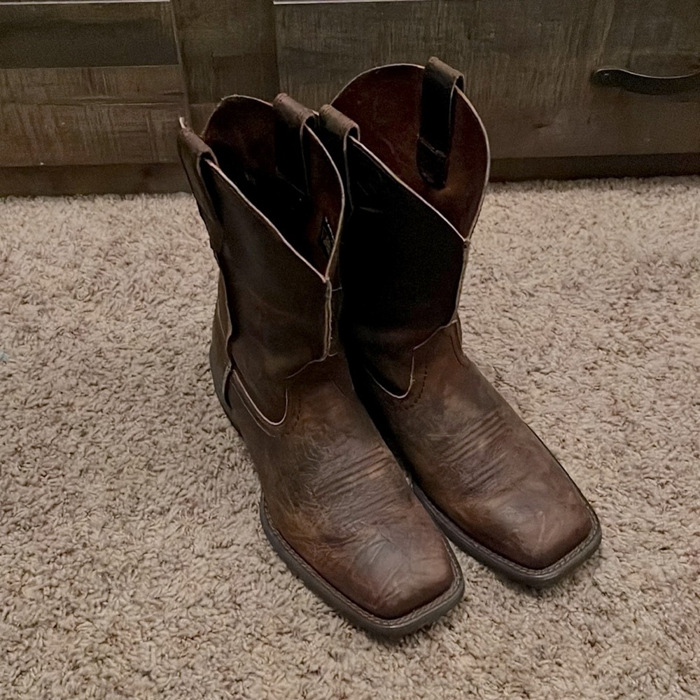 Brand New Ariat 9D Cowboy Boots Dark Brown Leather
